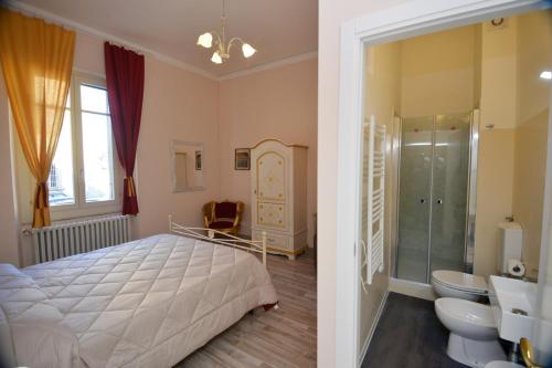 um quarto com uma cama e uma casa de banho com um chuveiro em Terra d' Arezzo em Arezzo