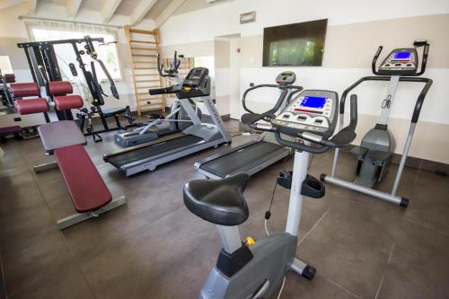 Fitness centrum a/nebo fitness zařízení v ubytování Best Western Plus Hotel Modena Resort