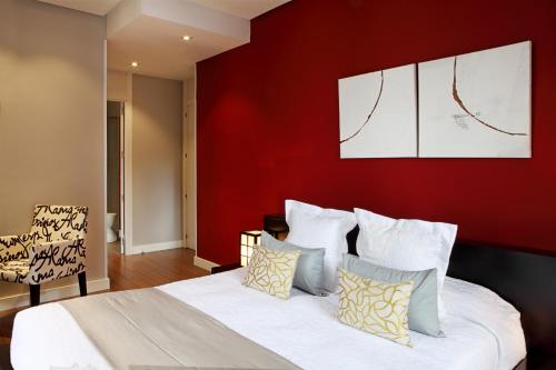 マドリードにあるPlaza de Chueca-Madrid Centroの赤い壁のベッドルーム1室、ベッド1台(枕付)