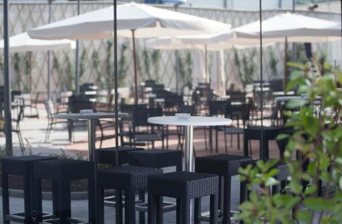 Ein Restaurant oder anderes Speiselokal in der Unterkunft Hotel K10 