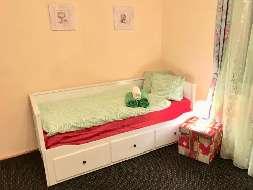 ウィーンにあるCharming Center City Apartment Viennaの子供用ベッドルーム(赤毛布付きの白いベッド付)