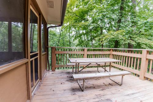 Μπαλκόνι ή βεράντα στο Jenny Wiley State Resort Park