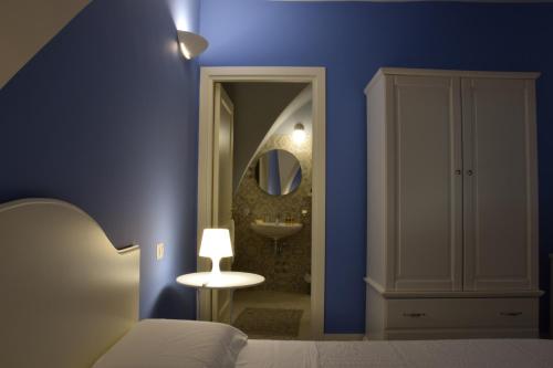 1 dormitorio con 1 cama y baño con lavamanos en Residenza Cavour, en Acireale