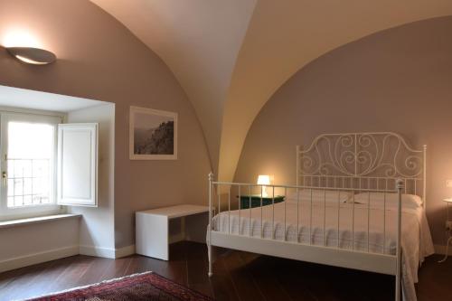 um quarto com uma cama e uma janela em Residenza Cavour em Acireale