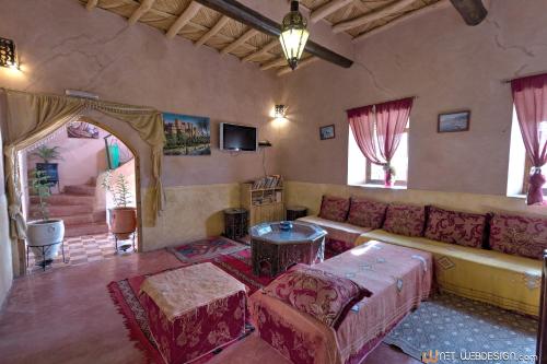 a living room with a couch and a table at Kasbah Ounila in Aït Ben Haddou