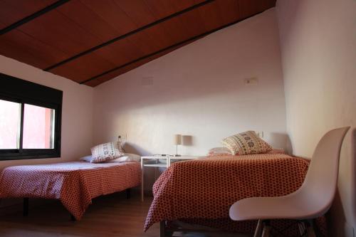 a bedroom with two beds and a window at Hostel El Lago, Caceres in Jaraiz de la Vera