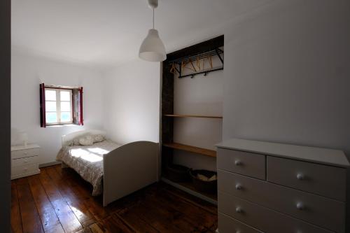 バイアンにあるCasas do Casinhoto - Casa com Vista Douroのベッドルーム1室(ベッド1台、ドレッサー付)