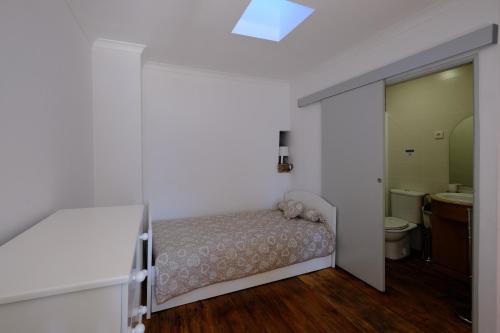 Habitación pequeña con cama y baño. en Casas do Casinhoto - Casa com Vista Douro en Baião
