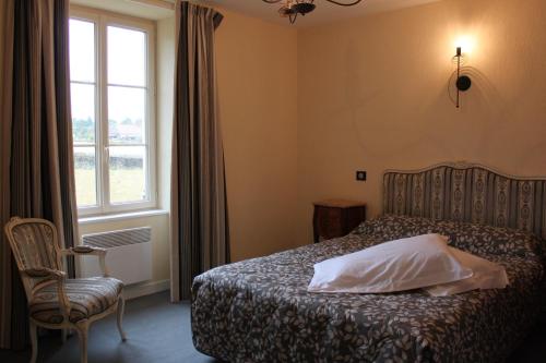 A bed or beds in a room at Gite de la Maison Fort