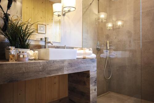 a bathroom with a sink and a shower at Domek nad Potokiem in Nowy Targ