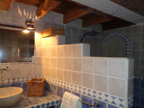 bagno con lavandino, specchio e lavandino di Le Lapin Blanc a Saint-Rémy-de-Provence