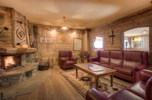 a living room with a couch and a fireplace at Hotel Meublé Mon Rêve in Breuil-Cervinia
