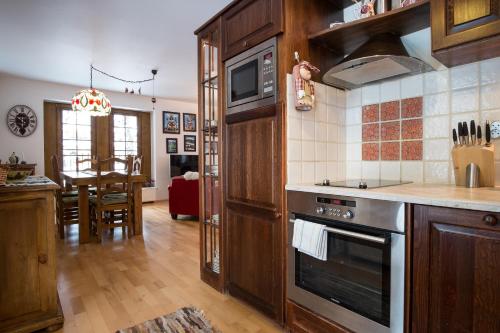 uma cozinha com um fogão e uma bancada em Apartament Pod Borem Zakopane APARTZAKOP em Zakopane