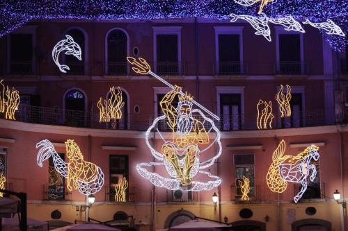 un edificio con luces de Navidad delante de él en B&B Fratelli Tommasini Salerno, en Salerno