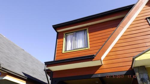 a building with a window on the side of it at Bosque Valdiviano Apartment in Valdivia