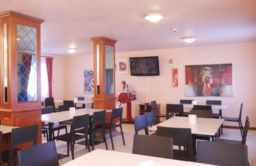 a dining room with tables and chairs at hotel Vajont in Vaiont