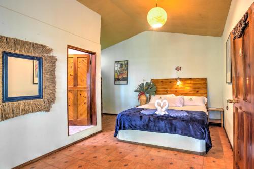 
a bedroom with a bed and a window at Hotel La Diosa in Cahuita
