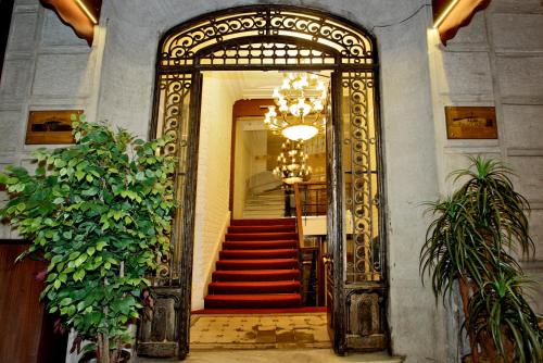 une entrée à un bâtiment doté d'une porte dorée ornée dans l'établissement Atik Palas Hotel, à Istanbul