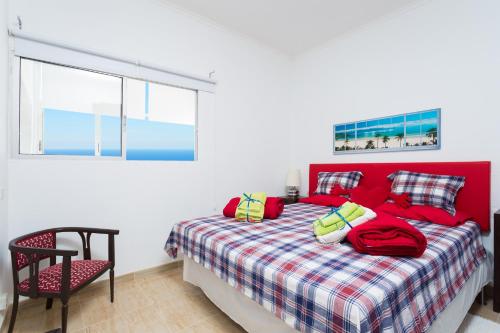 - une chambre avec un lit rouge et une chaise dans l'établissement Casa Marechu, à Santa Cruz de Tenerife