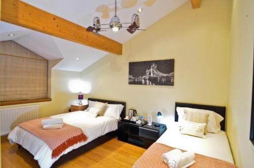 Een bed of bedden in een kamer bij Thames View House Surrey Quays