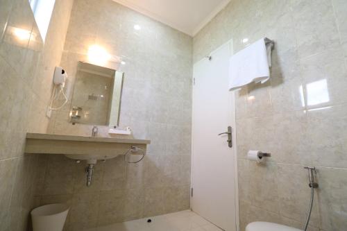 Ett badrum på Diyar Villas Puncak K3/2
