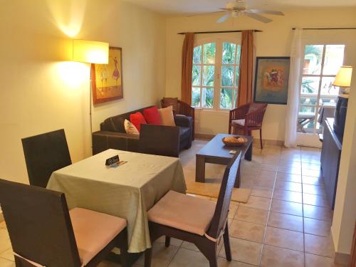 a living room with a table and a couch at Wacamaya in Palm-Eagle Beach