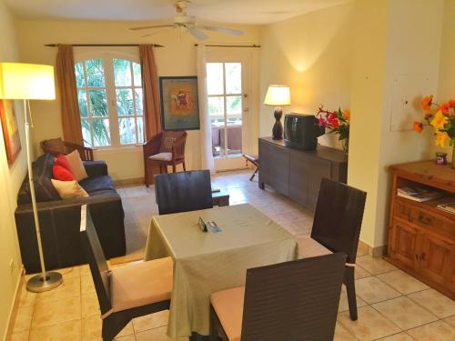 a living room with a table and a couch at Wacamaya in Palm-Eagle Beach