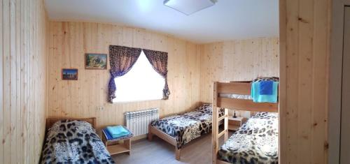 ベロレツクにあるGuest House Na Mratkinoの二段ベッド2台と窓が備わる客室です。