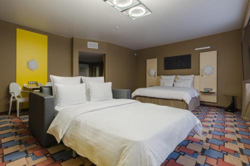 Un pat sau paturi într-o cameră la Dom Hotel NEO