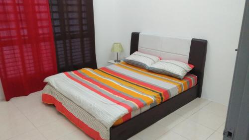 Ліжко або ліжка в номері MaiHomestay Seri Iskandar