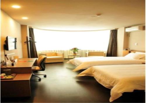 大理的住宿－錦江之星品尚大理洱海公園店，酒店客房设有两张床和窗户。