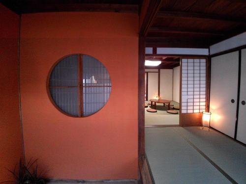 a room with a round window on a wall at Yanaka no Taisuke in Gujo