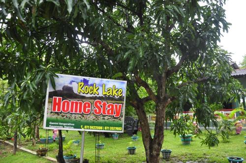 Un jardín fuera de Rock Lake Home Stay