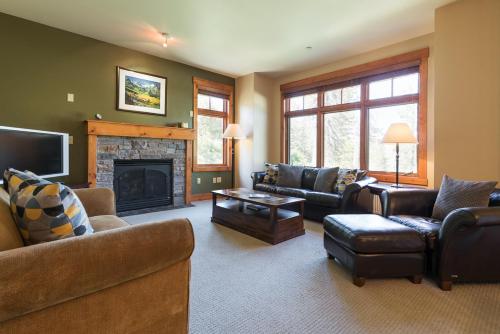 a living room with couches and a fireplace at Cabins 21 in Old Mammoth