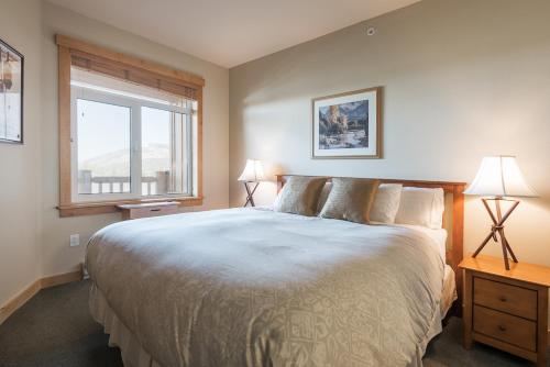 Cama ou camas em um quarto em Sunstone 325