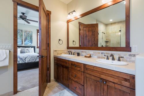 a bathroom with two sinks and a large mirror at Gray Bear 514 in Mammoth Lakes