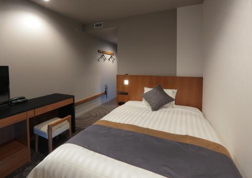 Postel nebo postele na pokoji v ubytování Kisarazu Washington Hotel