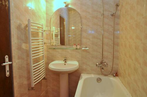 蒙塔納的住宿－Hotel Ogosta，浴室配有盥洗盆、卫生间和浴缸。