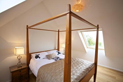 Ένα ή περισσότερα κρεβάτια σε δωμάτιο στο Skeabost Wood Cottage