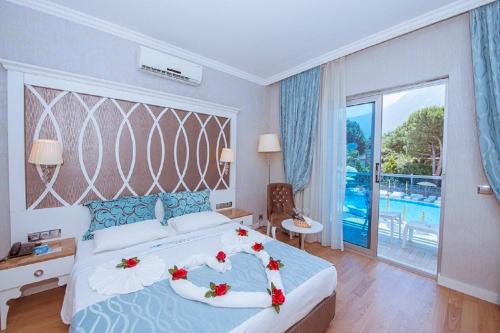 Una cama o camas en una habitación de Ocean Blue High Class Hotel & SPA