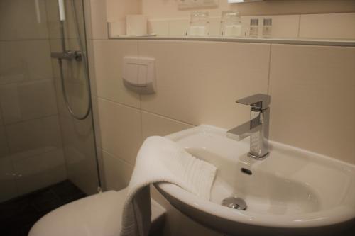 
Ein Badezimmer in der Unterkunft Hotel-Restaurant Tüxen
