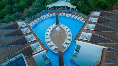 La alberca dentro o cerca de Ocean Blue High Class Hotel & SPA