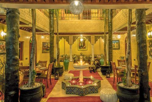 
Un restaurante o sitio para comer en Riad Hamdane et SPA
