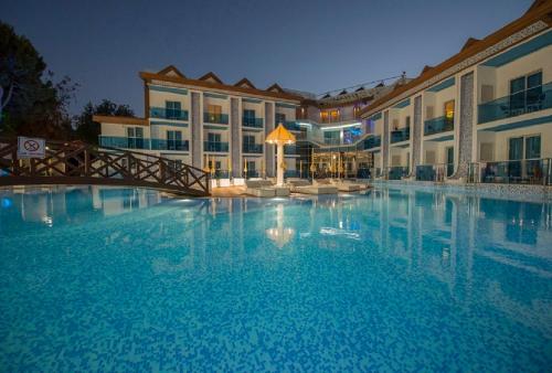 La alberca dentro o cerca de Ocean Blue High Class Hotel & SPA