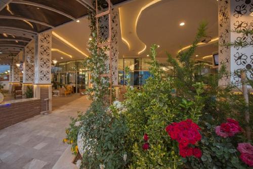Un jardín fuera de Ocean Blue High Class Hotel & SPA
