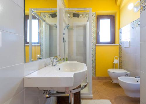 y baño con lavabo blanco y aseo. en Appartamento Archetto en Orvieto