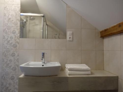 a bathroom with a sink and a mirror at Dom pod lawendowym polem in Wolibórz