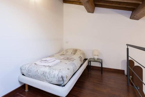 Dormitorio pequeño con cama y mesa en Appartamento Archetto en Orvieto