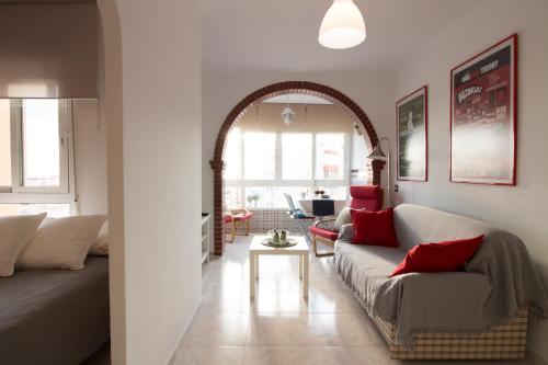 un salon avec un canapé et une table dans l'établissement Apartamento Faro 77, à Torrox Costa