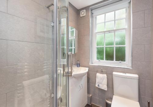 La salle de bains est pourvue d'une douche, de toilettes et d'un lavabo. dans l'établissement Castle Suite 1 Old Town, à Édimbourg